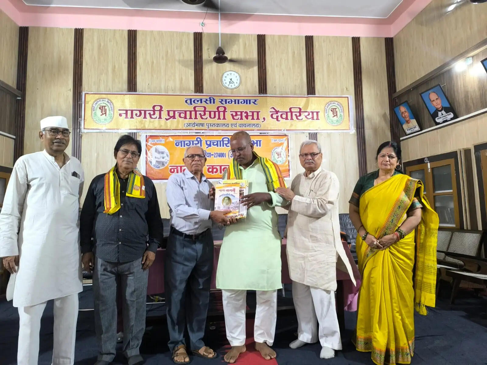कवि गोष्ठी में सजी काव्य की महफिल, कवियों ने बांधा समां