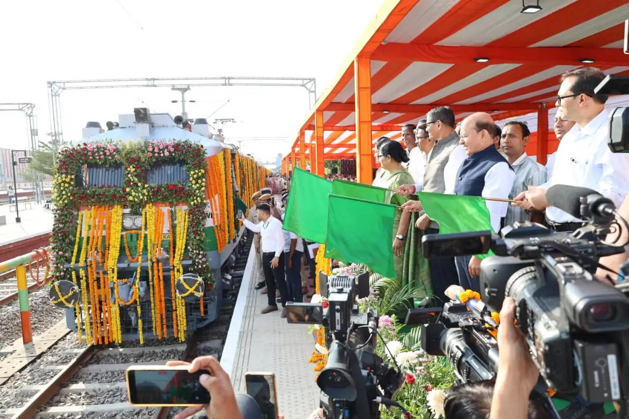 (अपडैट) रेल मंत्री अश्विनी वैष्णव ने खातीपुरा-टाटानगर-सांतरागाछी नई एक्सप्रेस रेलसेवा को हरी झंडी दिखायी