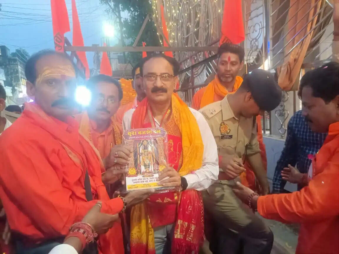 राम नवमी शोभायात्रा में आकर्षक झांकियों ने मोहा मन