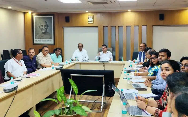 सड़क सुरक्षा कार्यों में लापरवाही नहीं होगी बर्दाश्त: प्रबंधक संचालक यादव