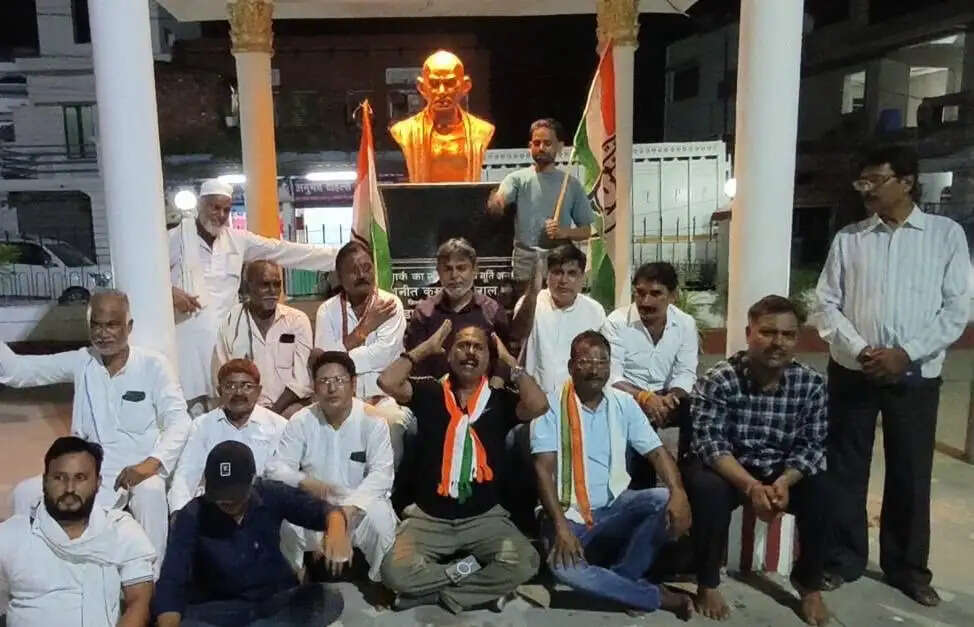छात्रों पर लाठीचार्ज के विरोध में कांग्रेस का प्रदर्शन, पैलेट गन चलाने वालों पर नामजद एफआईआर की मांग