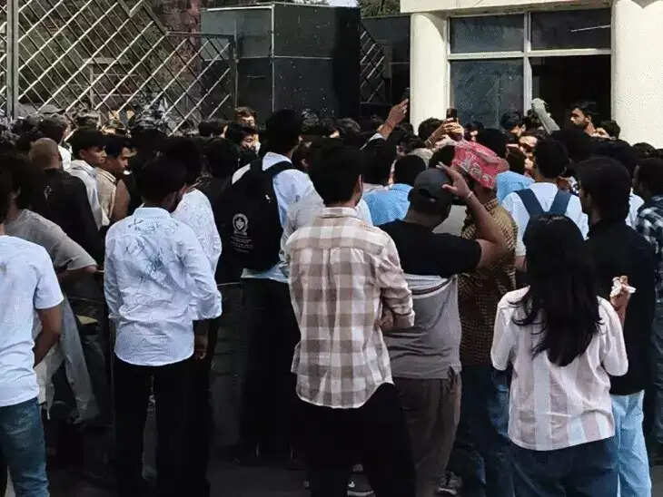 भोपाल:&nbsp;आरजीपीवी में पानी-बिजली संकट पर छात्रों का हंगामा, मुख्य गेट जाम कर किया प्रदर्शन
