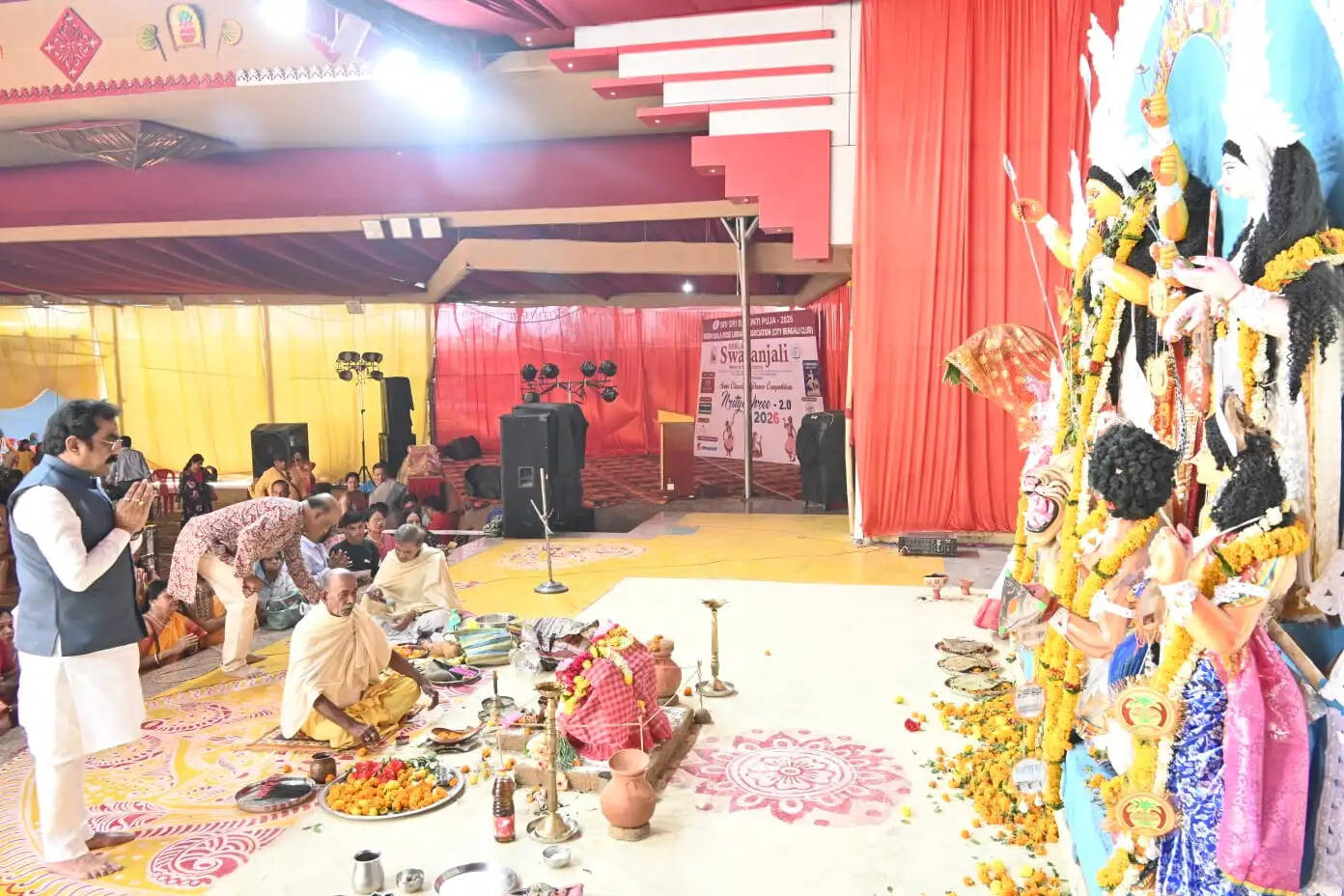 महाअष्टमी पर कई धार्मिक अनुष्ठानों में शामिल हुए पीडब्ल्यूडी मंत्री