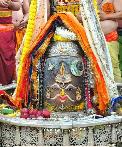 उज्जैन:&nbsp;रजत चंद्र-त्रिशूल और त्रिपुंड से सजे बाबा महाकाल, राजा स्वरूप में दिए दर्शन