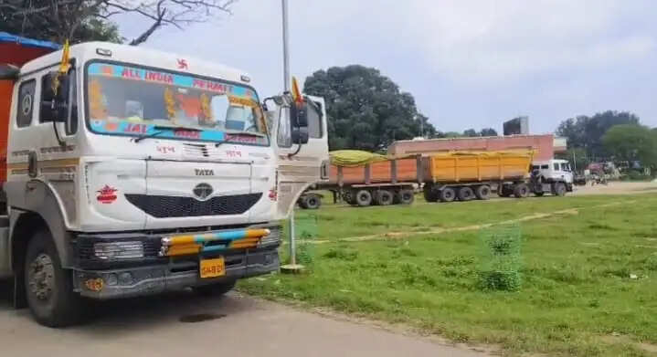 अनूपपुर: अनाधिकृत मार्ग एवं टीपी सीमा समाप्त के बाद कोयला परिवहन करते पुलिस ने 05 टेलर मय कोयला के किया जप्त