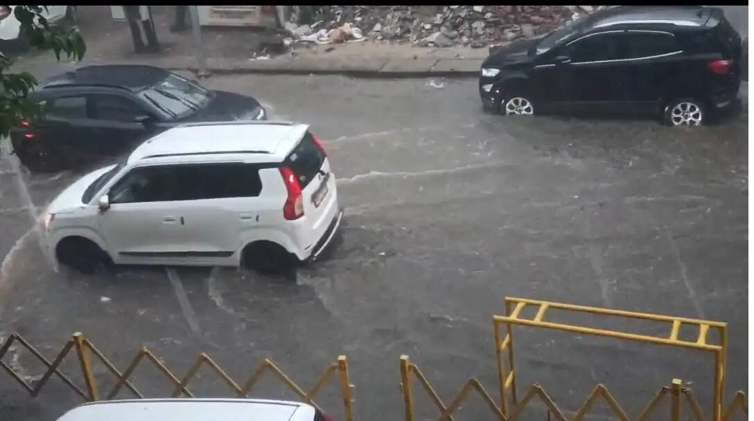 मूसलाधार बारिश से गोरखपुर जलमग्न, सड़कों पर तीन फीट तक भरा पानी