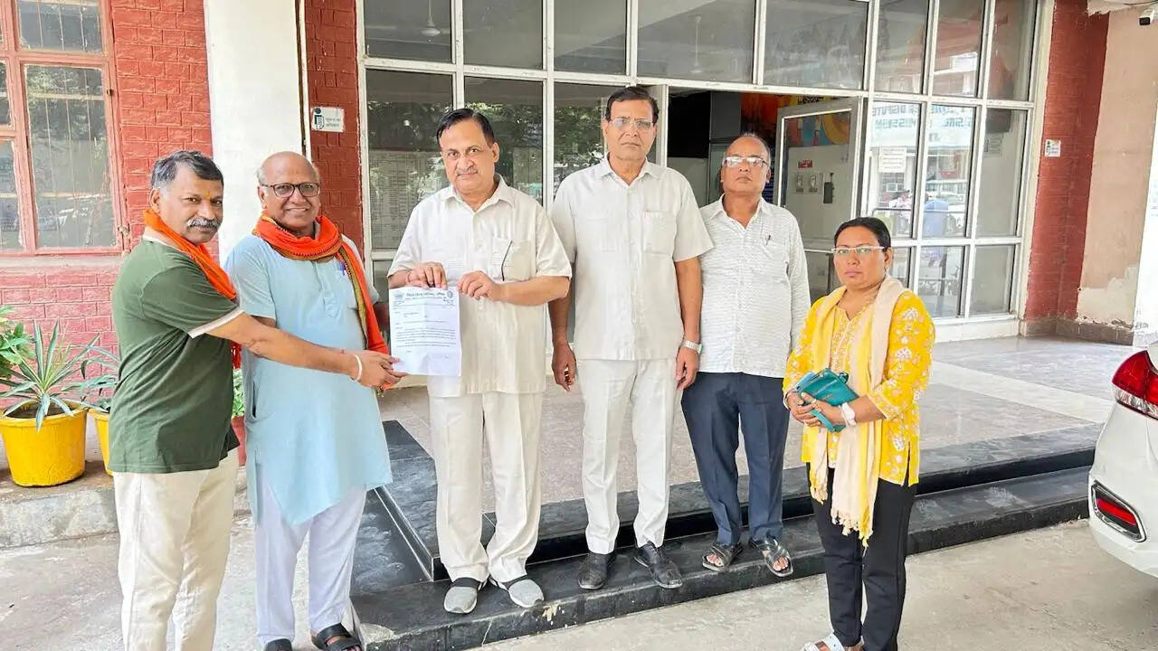 जींद : विहिप कार्यकर्ताओं ने डीसी कार्यालय में सौंपा ज्ञापन