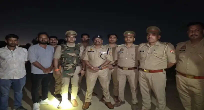 महिलाओं से लूटपाट मामले में वांछित बदमाश मुठभेड़ के बाद गिरफ्तार