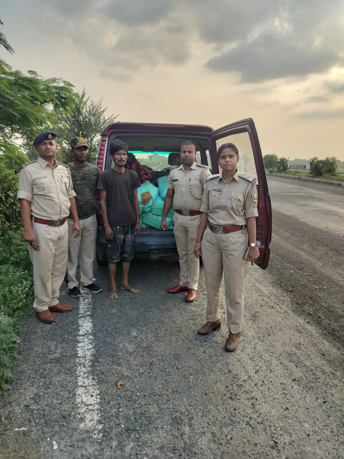 459 लीटर शराब के साथ तस्कर गिरफ्तार , स्कार्पियो वाहन जब्त