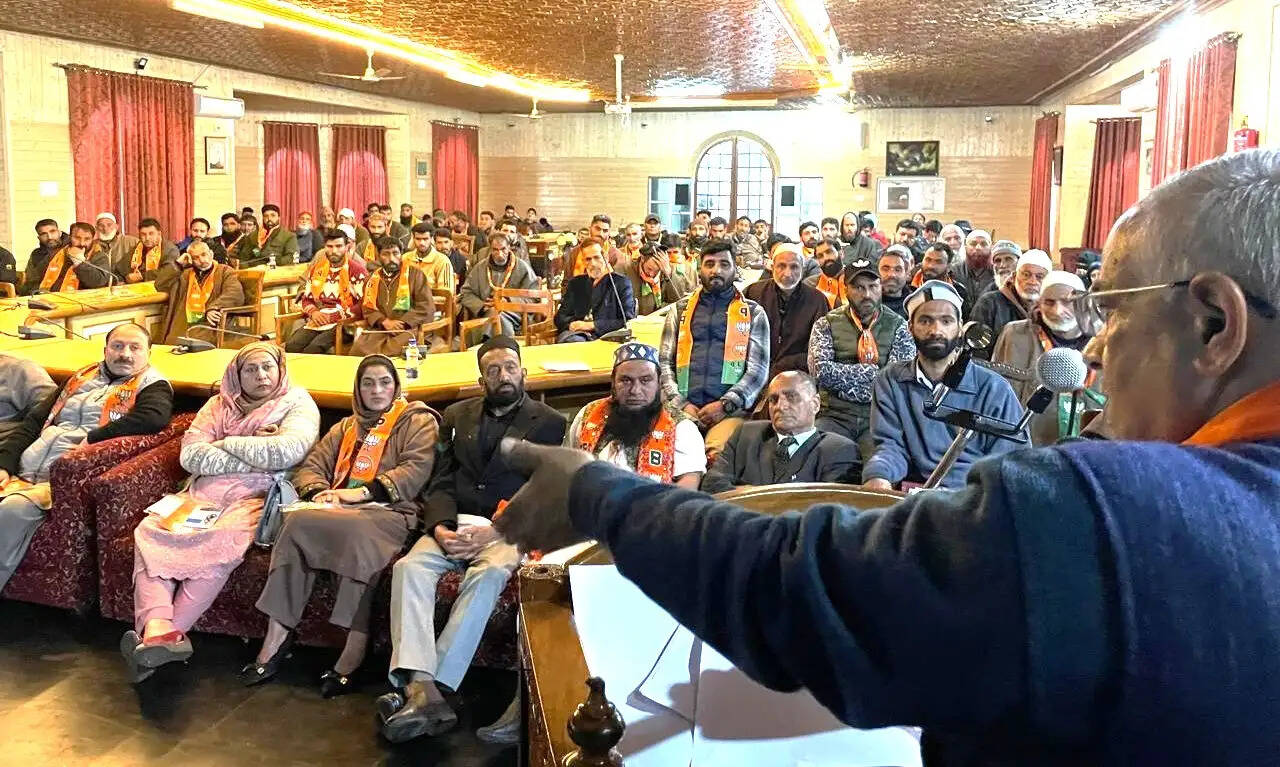 अशोक कौल ने कुपवाड़ा में भाजपा प्रशिक्षण शिविर में अनुशासन और सेवा भावना पर जोर दिया