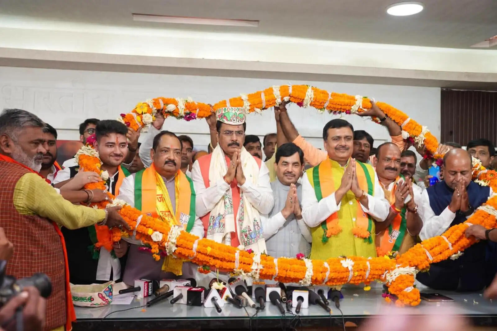 मिलन समारोह में भाजपा प्रदेश अध्यक्ष ने विभिन्न दलों के नेताओं का पार्टी में किया स्वागत