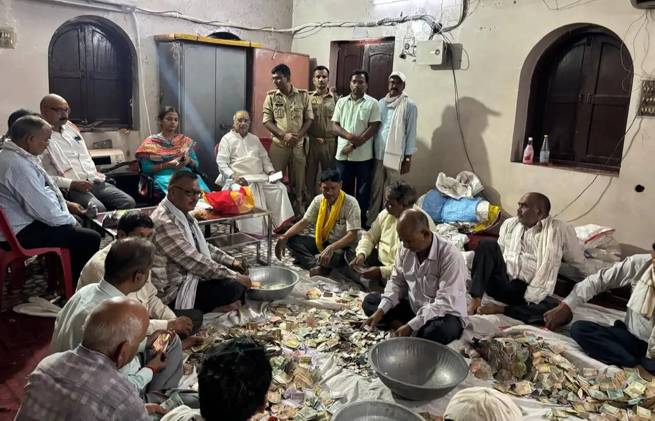 मां विंध्यवासिनी के दानपात्रों में उमड़ी श्रद्धा, दो दिनों में निकले 37.45 लाख रुपये