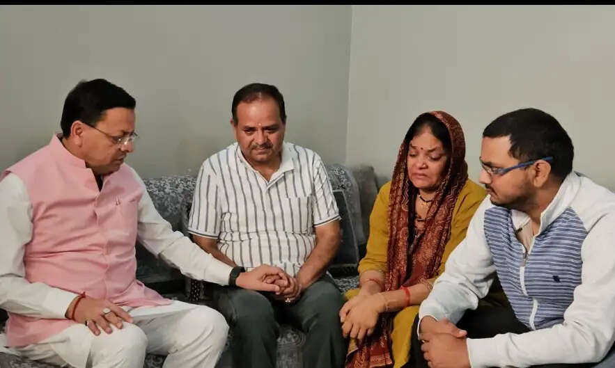 मुख्यमंत्री ने बलिदानी लेफ्टिनेंट बीरेश्वर गोस्वामी के परिजनों से की भेंट, दी श्रद्धांजलि