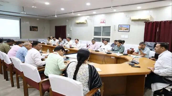 जनकल्याणकारी योजनाओं का प्रभावी क्रियान्वयन सुनिश्चित करें : संभागायुक्त शर्मा
