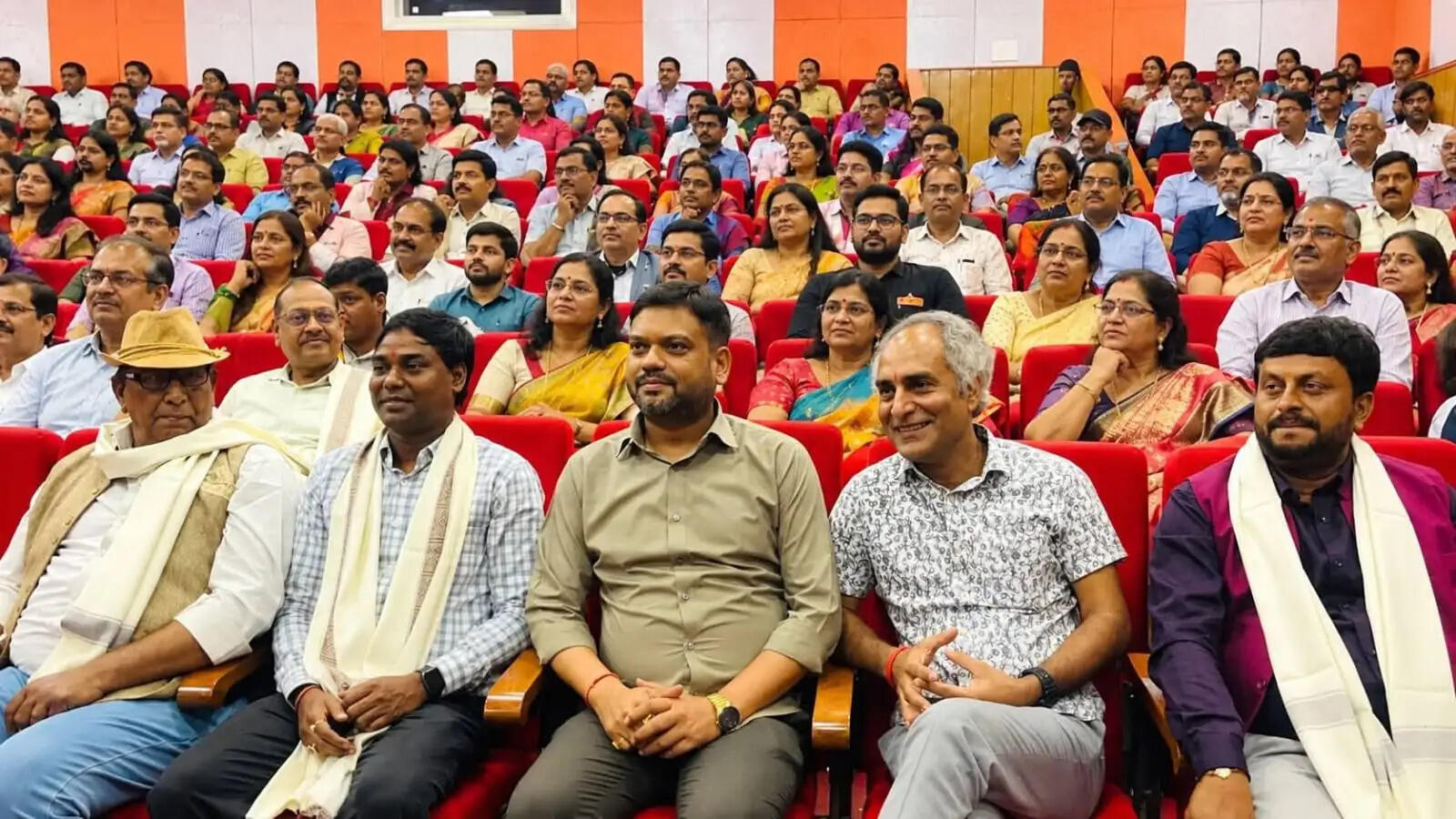 ‘वंदे मातरम्’ के 150 वर्ष पूरे होने पर देशभक्ति गीतों से गूंजा धनबाद, महागामा के कलाकारों ने बांधा समां