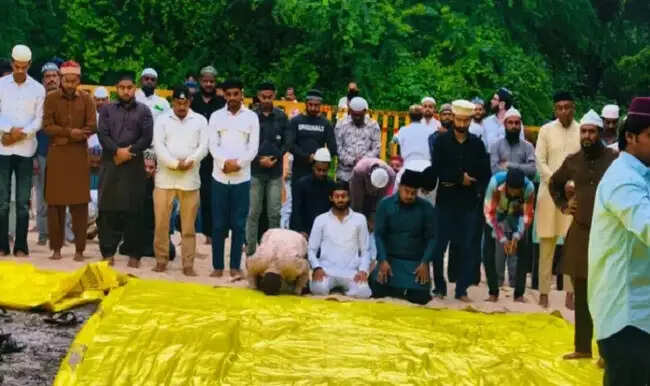 मप्र के धार में ऐतिहासिक भोजशाला के पीछे वाली जमीन पर मुस्लिम समाज ने अदा की जुमे की नमाज