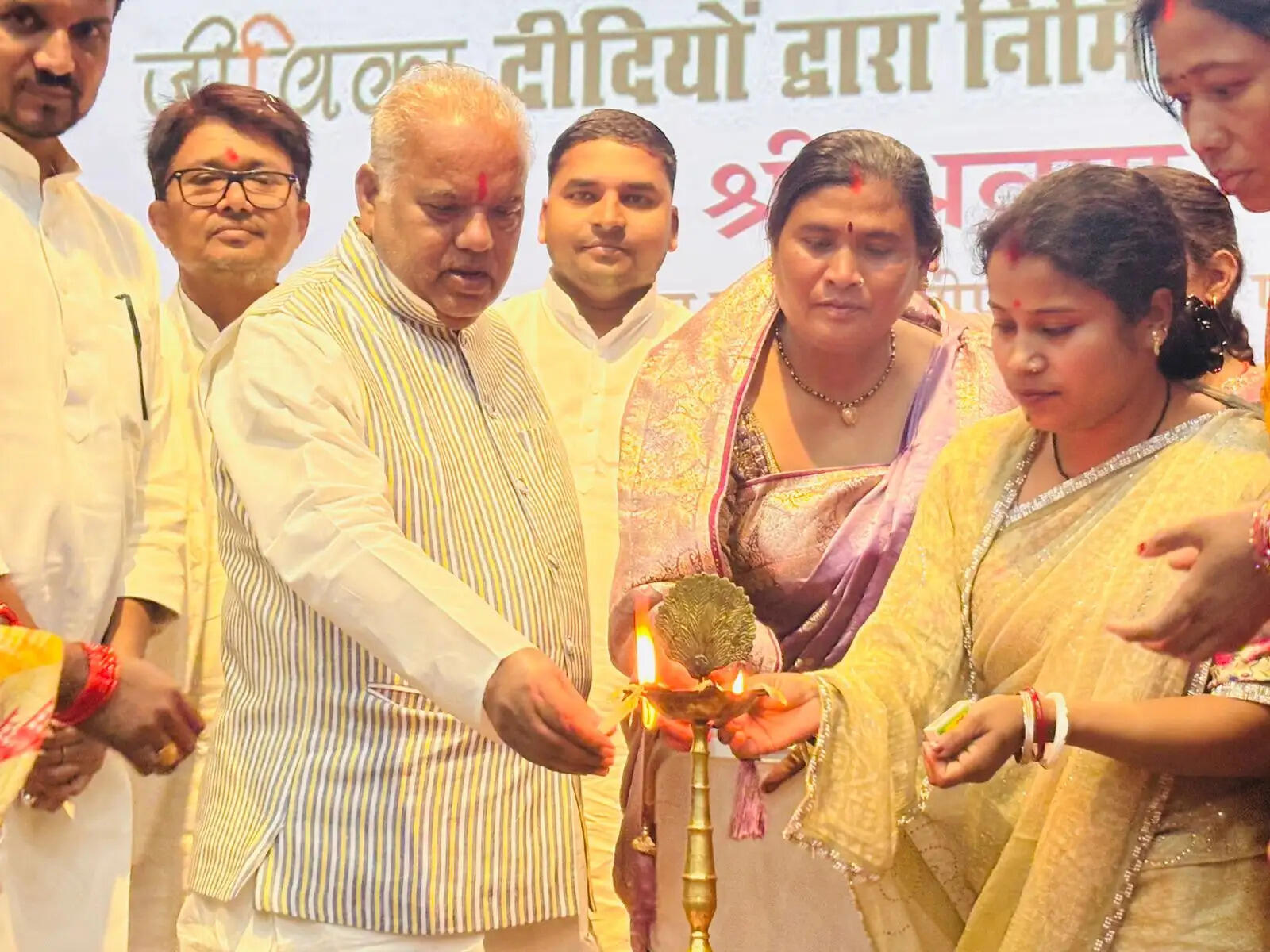 ग्रामीण विकास मंत्री ने जीविका दीदियों से निर्मित पोशाक को आंगनबाड़ी बच्चों के बीच वितरित किया