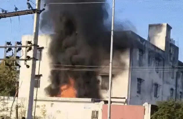 तीन मंजिला कूलर फैक्ट्री में भीषण आग लगने से मची अफरा—तफरी