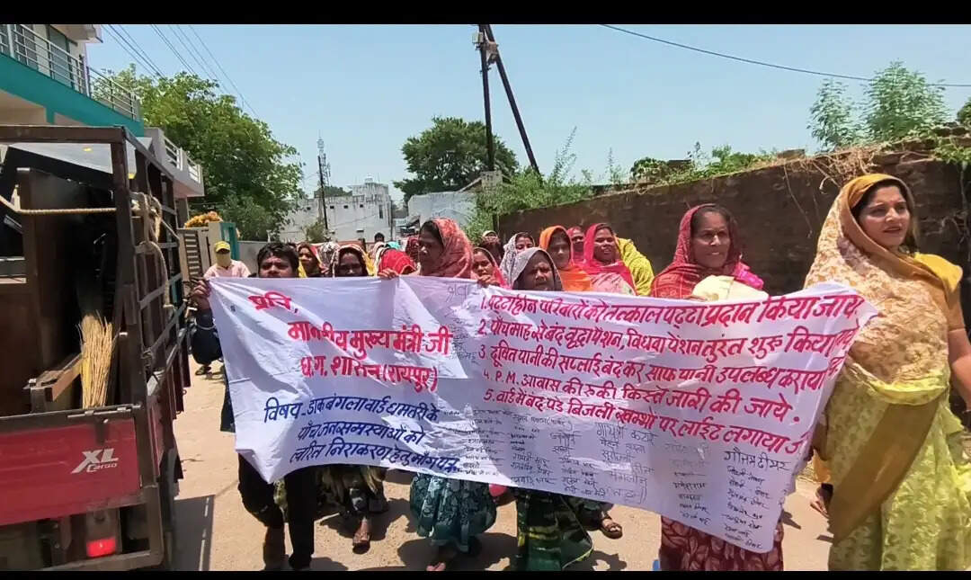 वार्ड की समस्या को लेकर हस्ताक्षर लिखे बैनर को लेकर वार्डवासियों ने निकाली पदयात्रा