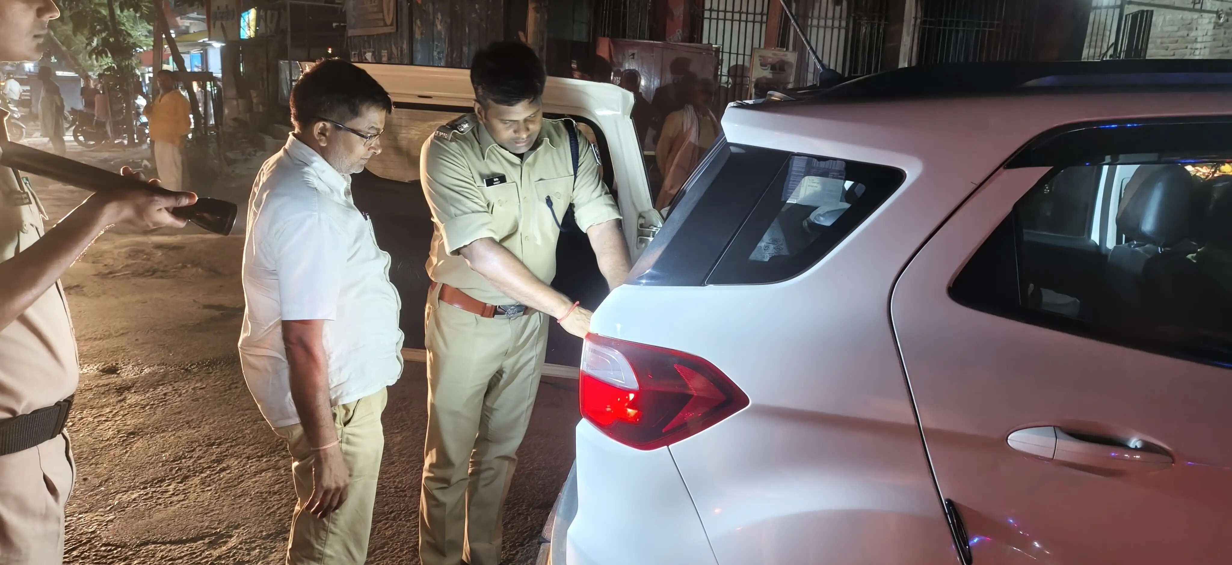 सारण में वाहन जांच अभियान का एसएसपी ने किया देर रात औचक निरीक्षण