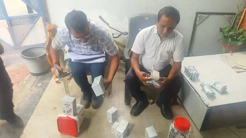 इंदौरः बिना लाइसेंस संचालित प्रतिष्ठान कराया बंद, दो दुकानों से 2165 लीटर से अधिक संदिग्ध घी जब्त