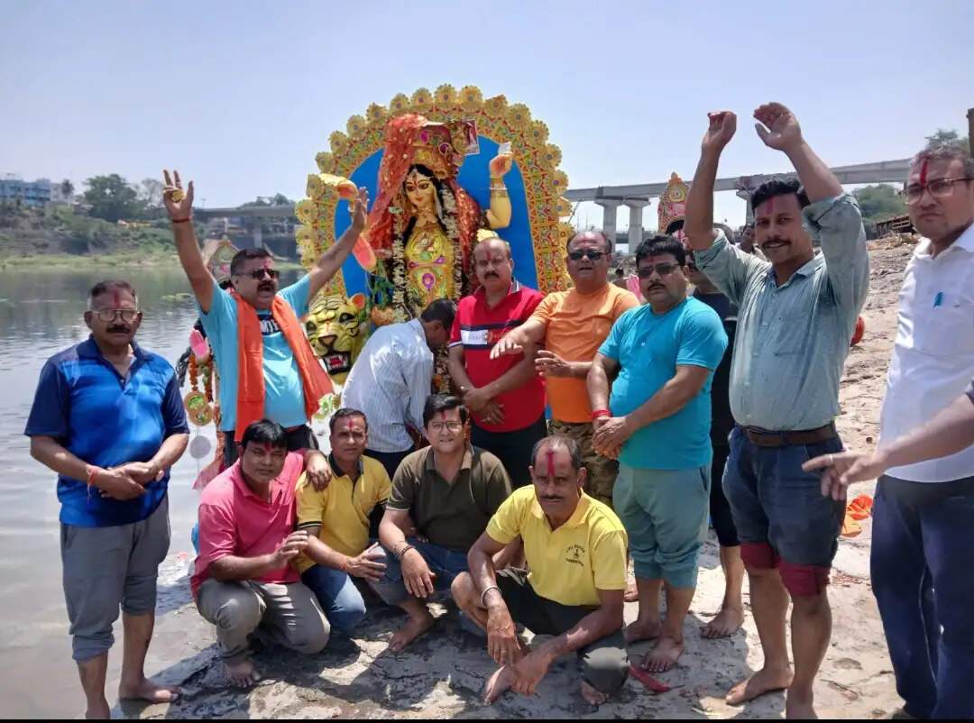श्रद्धा और उल्लास के साथ स्वर्णरेखा घाट में मां बाघेश्वरी की प्रतिमा विसर्जित, सिंदूर खेला में झूमीं महिलाएं