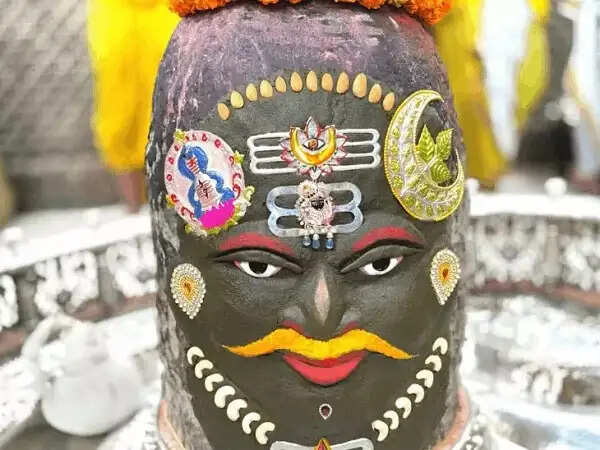 रविवार&nbsp;काे&nbsp;भांग-चंदन और आभूषणों से सजे महाकाल, शेषनाग मुकुट और मुंडमाल से हुआ राजा स्वरूप श्रृंगार