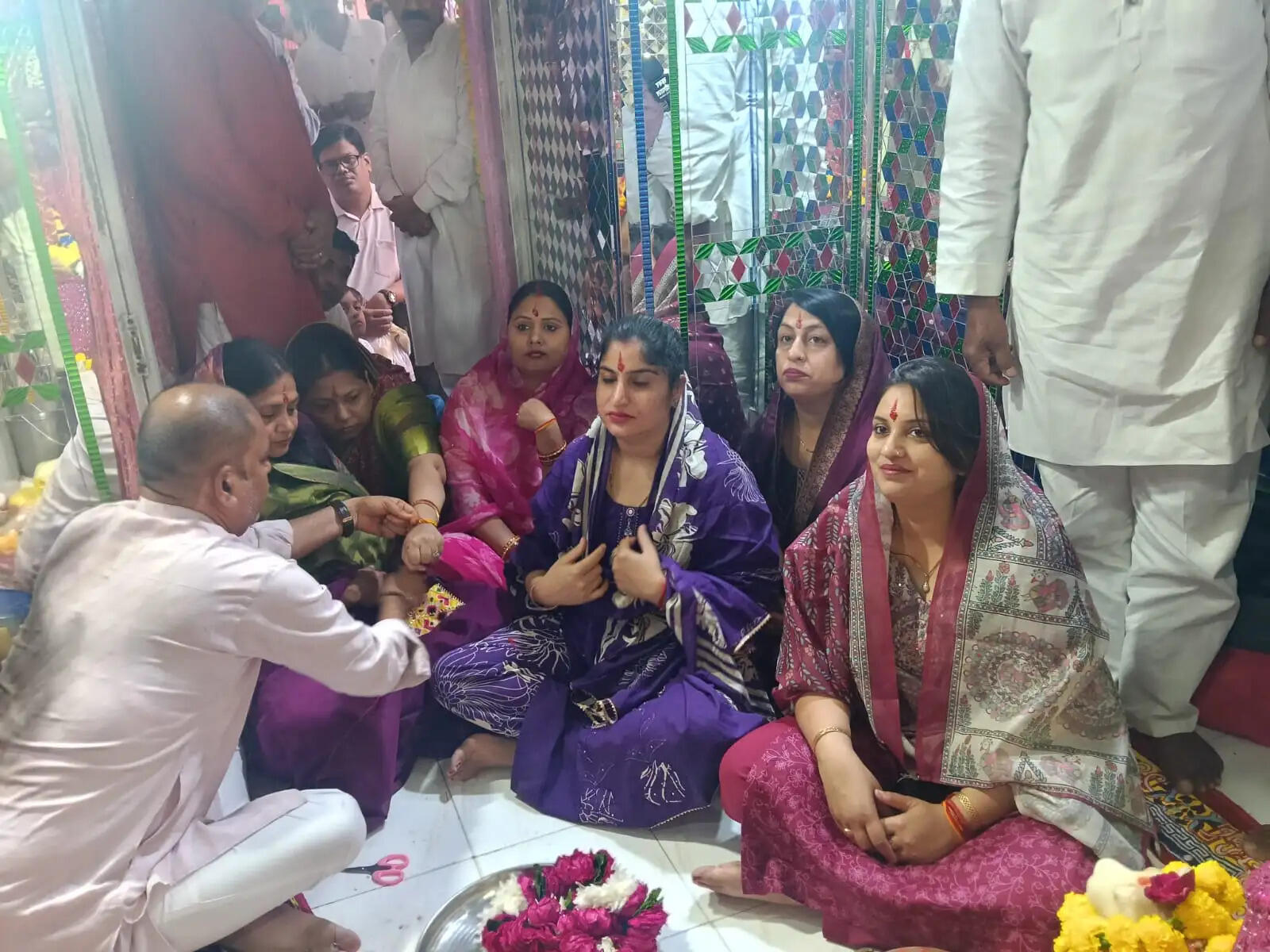 करणी माता मंदिर पहुंचीं अलवर मेयर, श्रद्धालुओं से रात में जाने से बचने की अपील