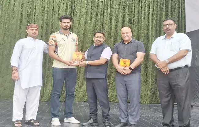 सोनीपत: दबाव को शक्ति बनाकर लक्ष्य की ओर बढ़ें विद्यार्थी: डॉ. निखिल यादव