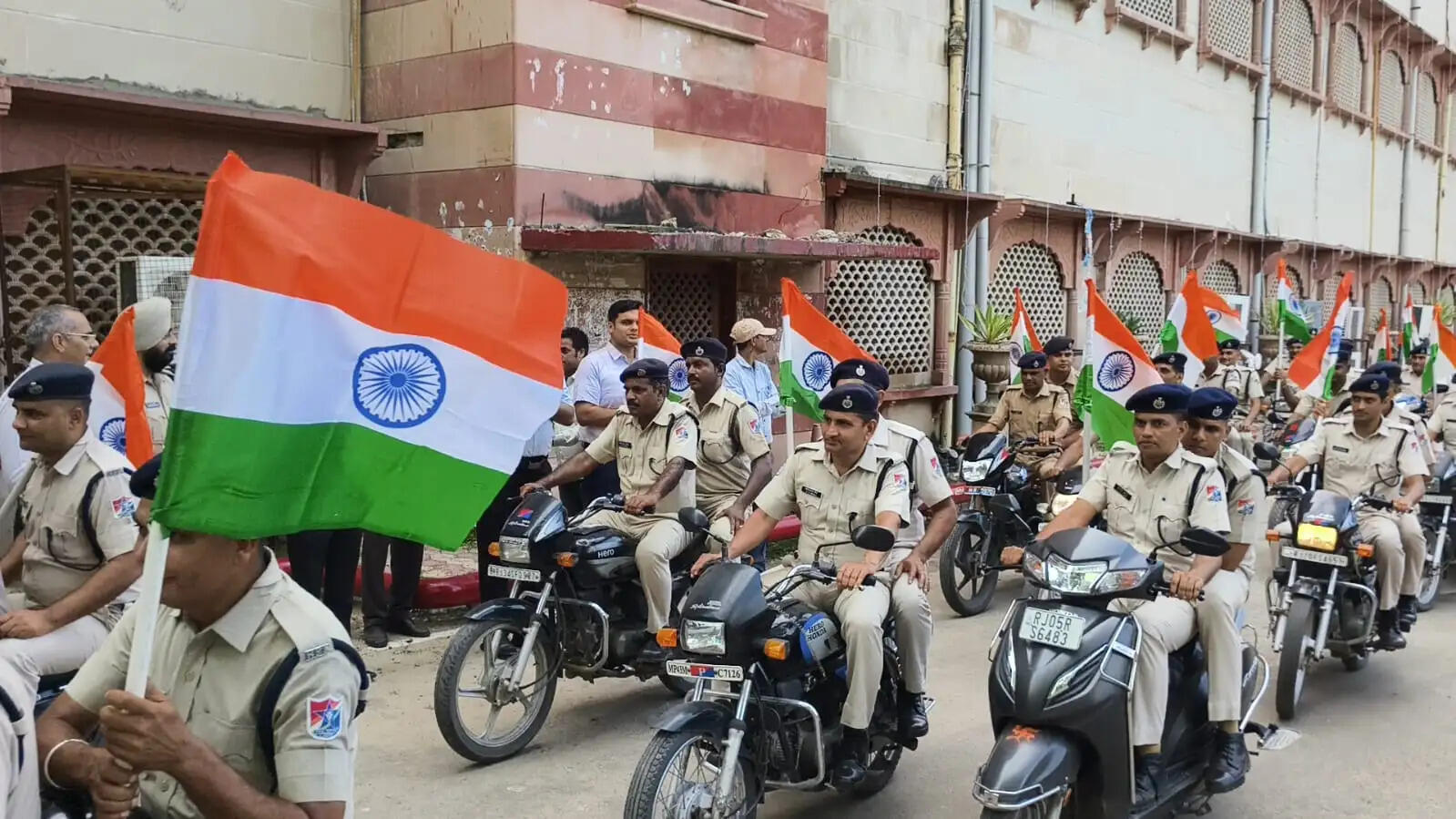 रेलवे की तिरंगा रैली में गूंजा देशभक्ति का संदेश&nbsp;:&nbsp;रेलवे सुरक्षा बल और स्काउट्स-गाइड्स ने निकाली बाइक रैली