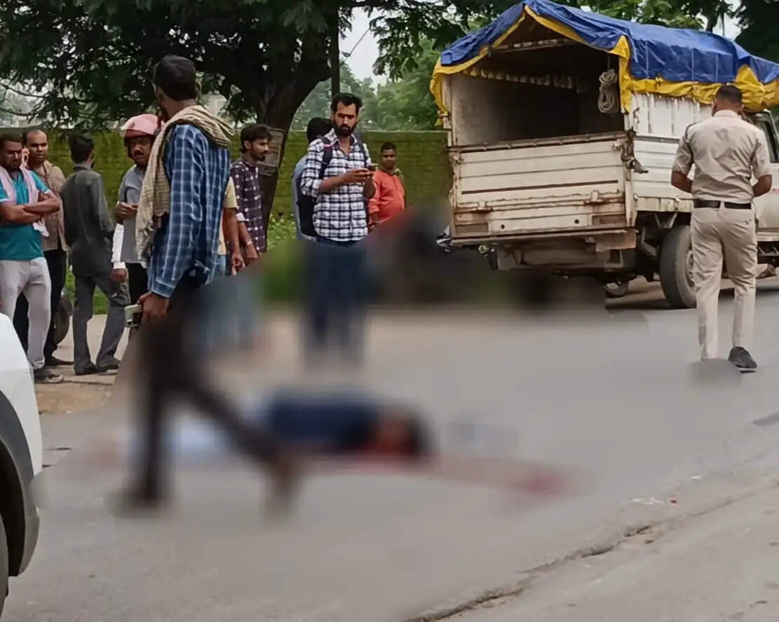 तेज रफ्तार माेटरसाइकिल की टक्कर से राहगीर गंभीर घायल, चालक फरार