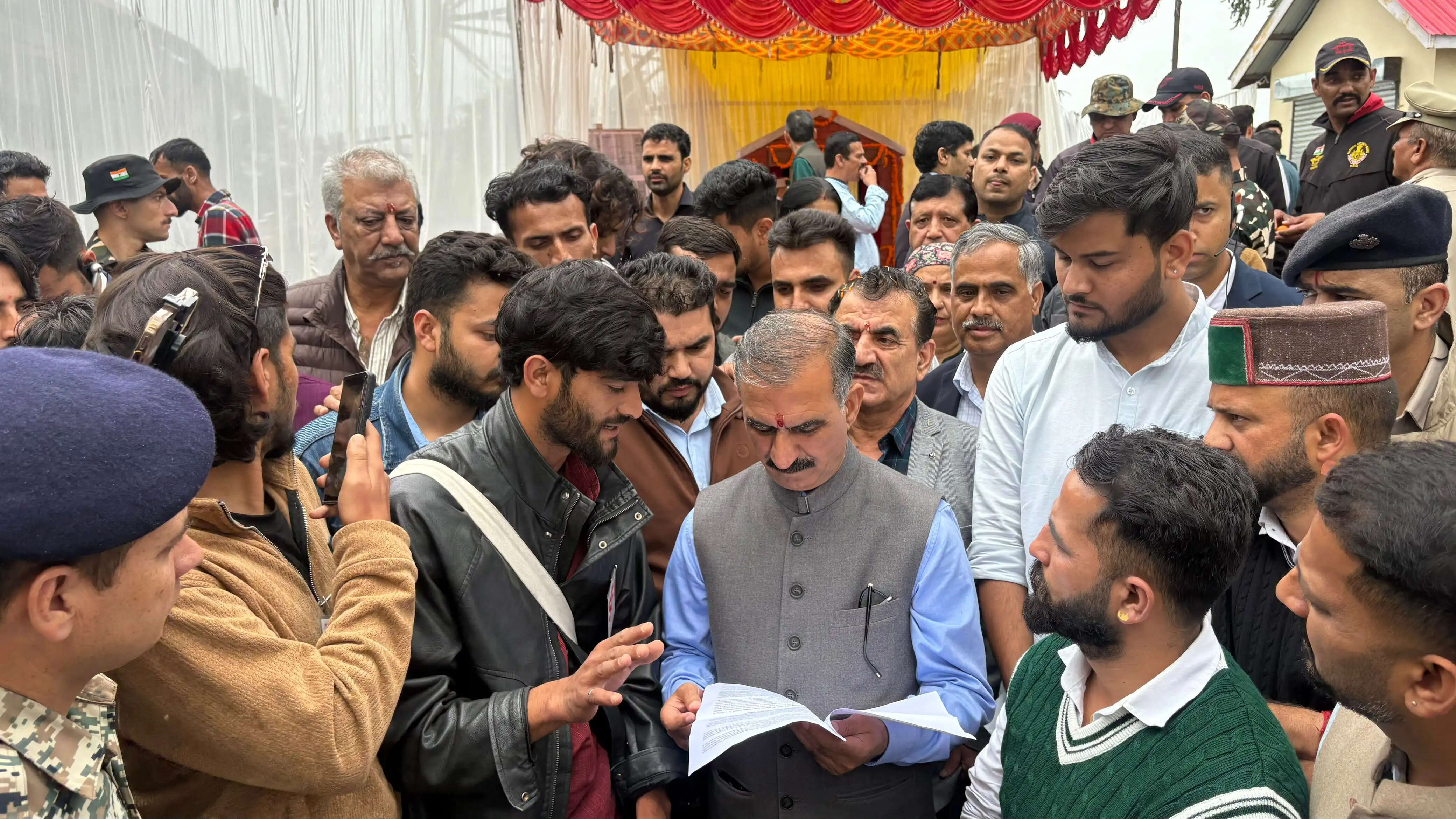 एचपीयू स्थापना दिवस पर एसएफआई ने मुख्यमंत्री को सौंपा ज्ञापन