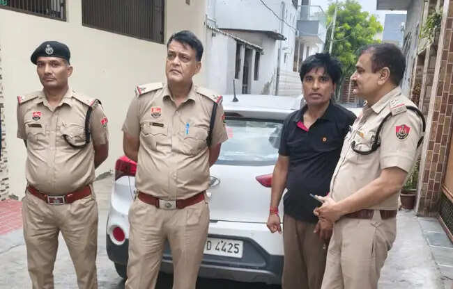 सोनीपत: पुलिस ने जिला पार्षद संजय बडवसनीय को घर पर किया डिटेन