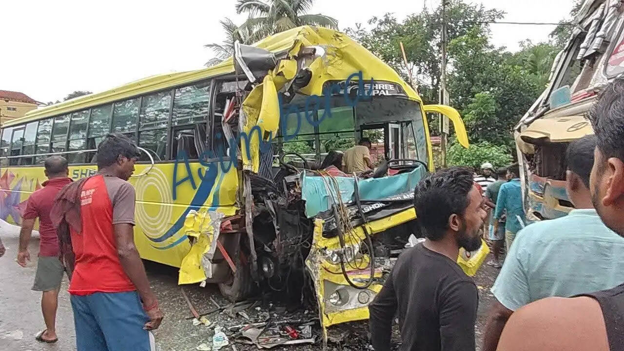 चंद्रकोणा में बस और लॉरी की आमने-सामने टक्कर, कई यात्री घायल