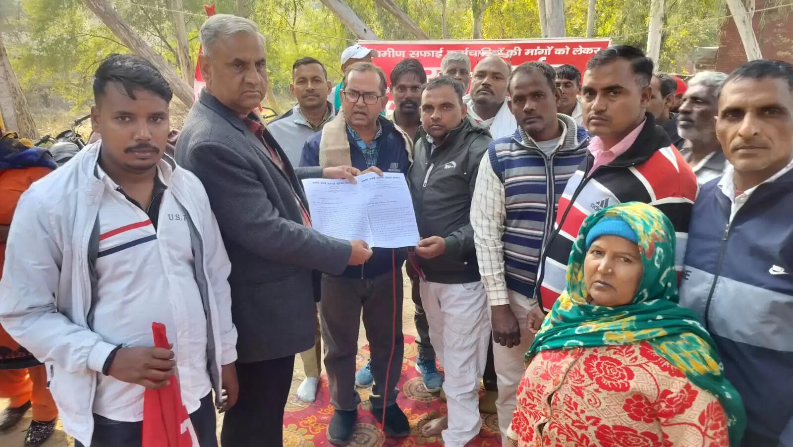 जींद : ग्रामीण सफाई कर्मियों ने मांगों को लेकर किया प्रदर्शन