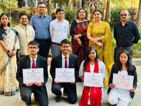 इविवि: वाद-विवाद स्पर्धा में विश्वास नारायण तिवारी प्रथम