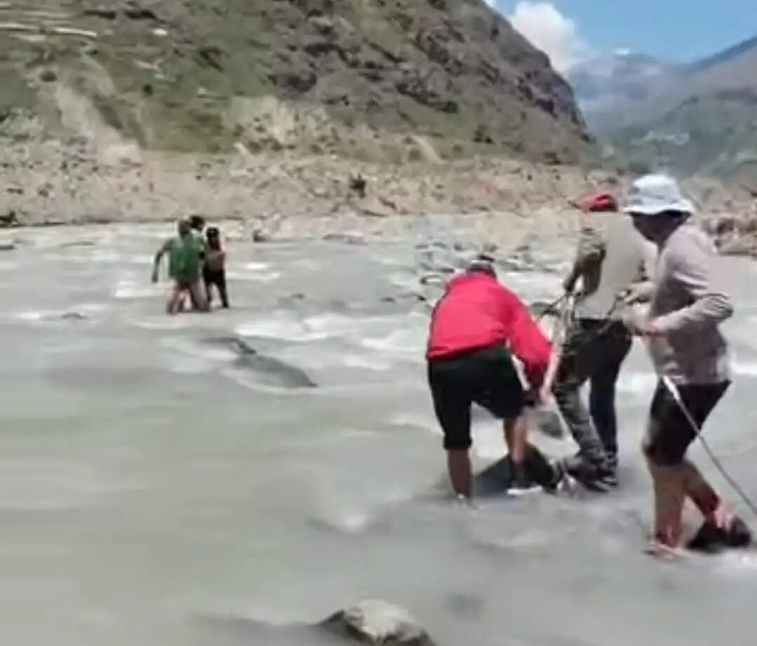 सिस्सू में चंद्रा नदी के तेज बहाव में बहा पर्यटक, स्थानीय लोगों ने बचाई जान