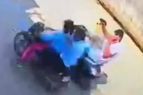 बाइक सवार बदमाशों ने घर के बाहर की फायरिंग, सोशल मीडिया पर वीडियो वायरल