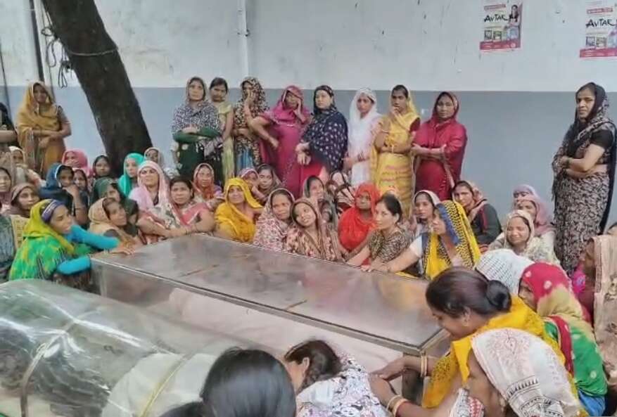 करंट की चपेट में आने से दो की मौत, परिजनों ने स्कूल गेट पर शव रखकर विरोध किया