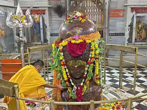 सावन सोमवार पर शिवमय हुई शिव की नगरी मंदसौर, पशुपतिनाथ मंदिर में उमड़ा आस्था का सैलाब