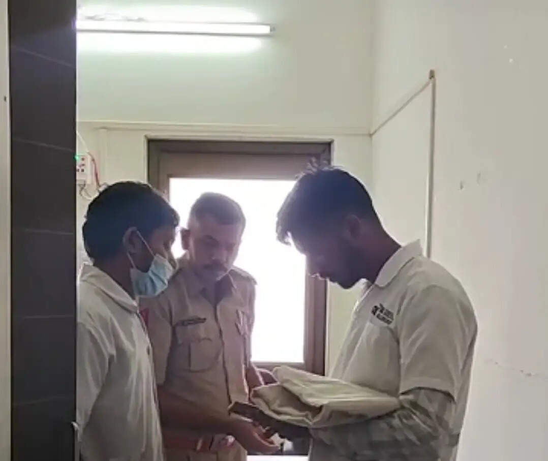 गुजरात में रेजिडेंट डॉक्टर की आत्महत्या मामले में रैगिंग का खुलासा, 4 सीनियर डॉक्टर छह माह के लिए निलंबित