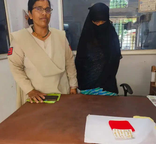 ज्वेलरी दुकान से सोने के नोज पिन चोरी करने वाली महिला आरोपित गिरफ्तार