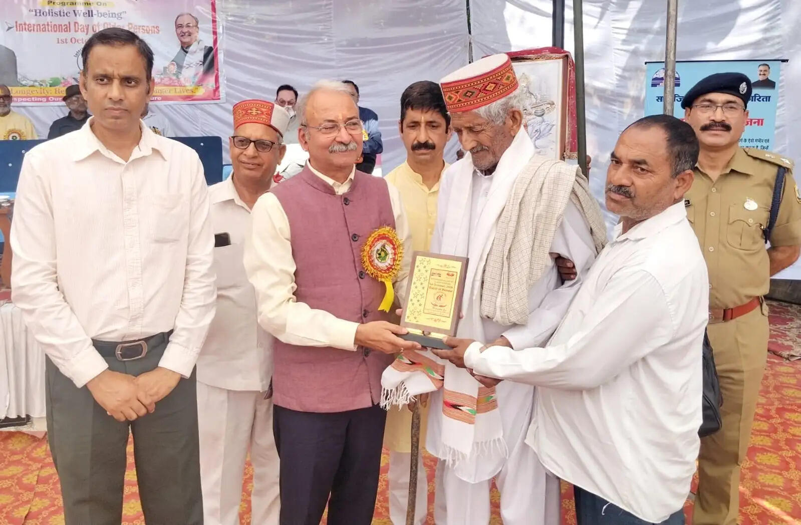 बुजुर्गों से संबंधित सेवाओं एवं कार्यों को सर्वोच्च प्राथमिकता दें अधिकारी : सुनील शर्मा बिट्टू