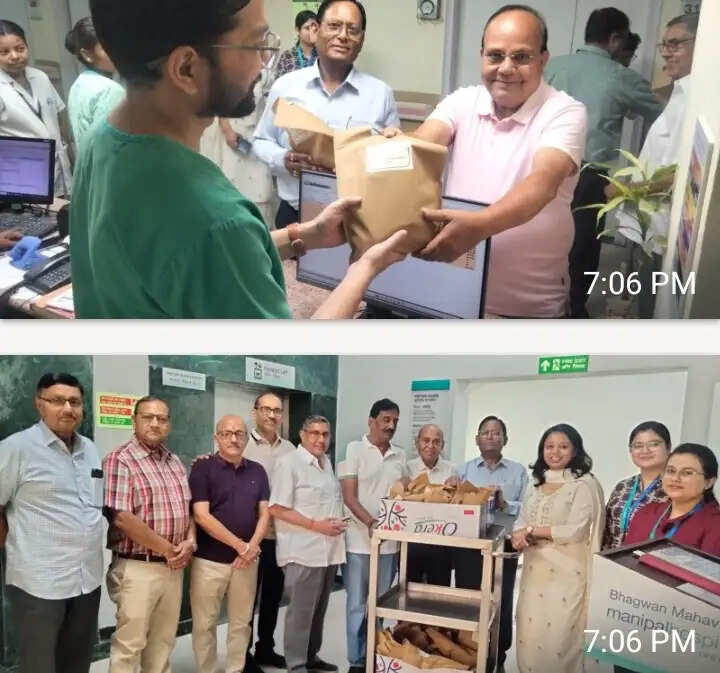 महावीर जयंती पर मरीजों के बीच फल का वितरण