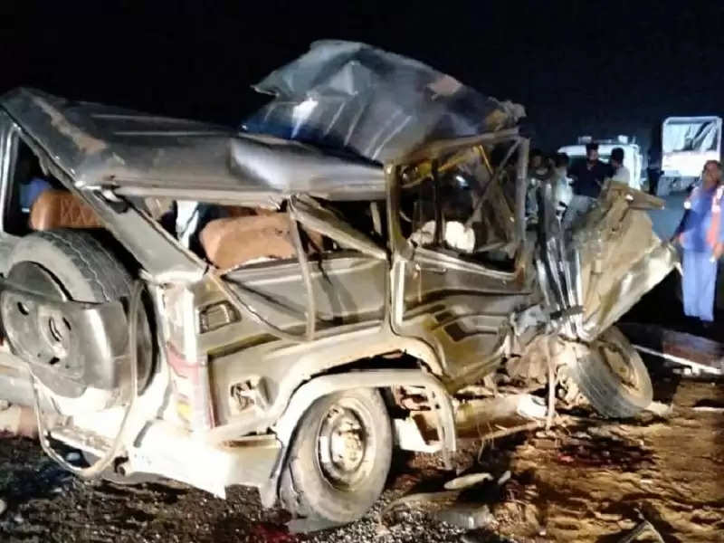 (अपडेट) इंदौर में चंदन नगर ब्रिज के पास खड़े ट्रक से टकराई कार, 8 लोगों की मौत