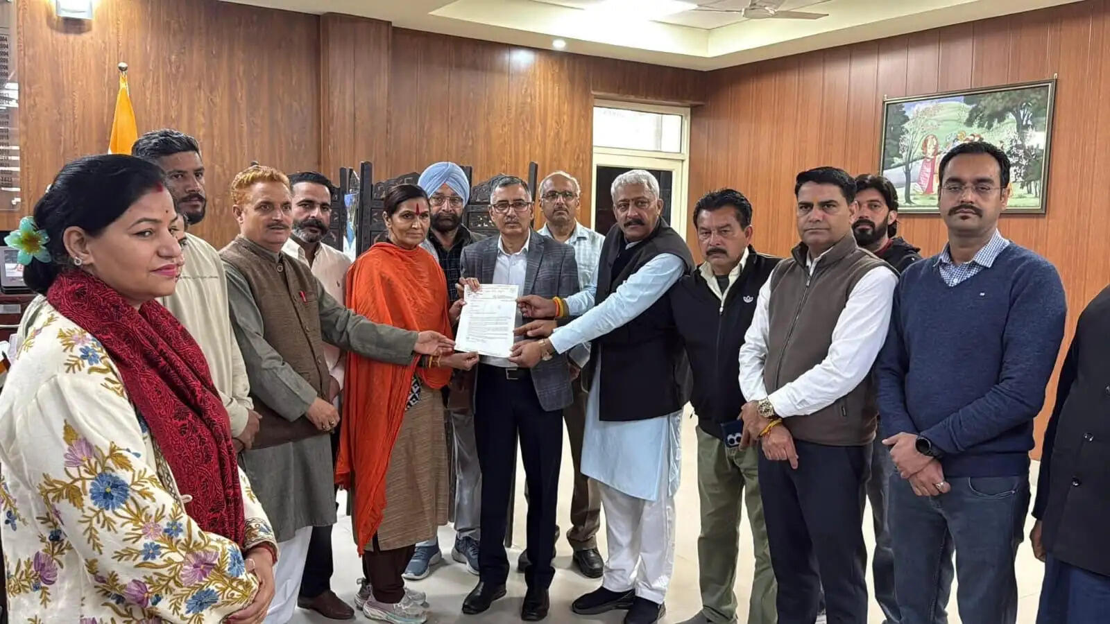 18 प्रतिशत टैरिफ वृद्धि और ईंधन महंगाई के खिलाफ भाजपा का विरोध, डीसी को सौंपा ज्ञापन