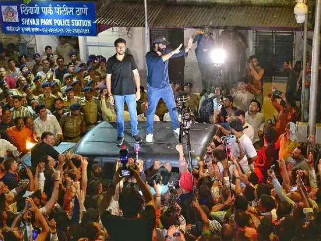 सीईसी ज्ञानेश कुमार के इस्तीफे की मांग पर प्रदर्शन, आदित्य-अमित ठाकरे समेत 300 लोगों पर केस