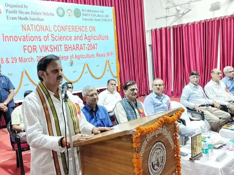 धरती माता और भावी पीढ़ी को स्वस्थ रखने के लिए करें प्राकृतिक खेती: उप मुख्यमंत्री शुक्ल