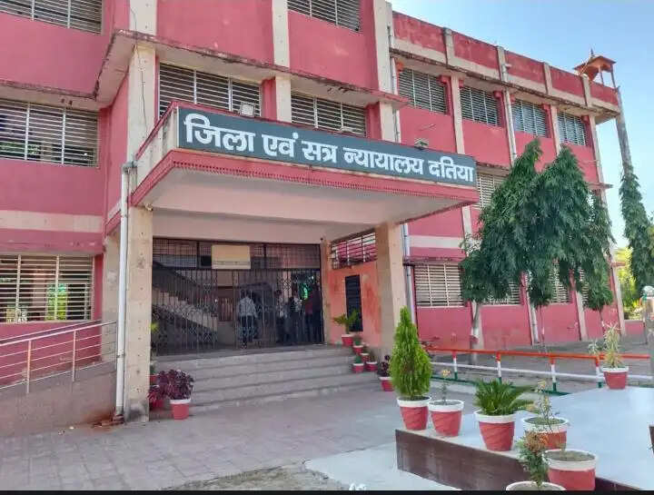 दतिया : पूर्व थाना प्रभारी समेत 4 पुलिसकर्मियों पर FIR: घर में घुसकर परिवार से मारपीट की थी, जज ने 16 जून तक कार्रवाई की रिपोर्ट मांगी