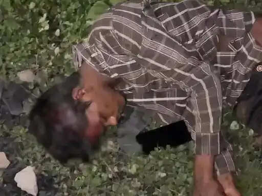 मोबाइल पर बात करते हुए रेलवे ट्रैक पार कर रहा युवक मालगाड़ी की चपेट में आया, एक पैर कटा; हालत गंभीर